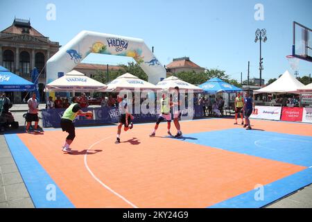 Hidra ISO 3x3 Panier Tour 2022 à Trg kralja Tomislava à Zagreb, Croatie sur 2 juillet 2022. LA VISITE DU PANIER ISO 3 DE HIDRA est une spectaculaire tournée de basket-ball qui enchante de nombreux publics dans des endroits attrayants d'un grand nombre de villes croates pendant la période de mai à juillet. Photo: Sanjin Strukic/PIXSELL Banque D'Images