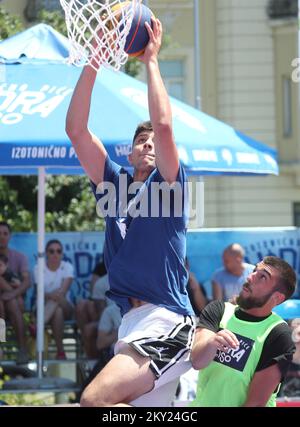 Hidra ISO 3x3 Panier Tour 2022 à Trg kralja Tomislava à Zagreb, Croatie sur 2 juillet 2022. LA VISITE DU PANIER ISO 3 DE HIDRA est une spectaculaire tournée de basket-ball qui enchante de nombreux publics dans des endroits attrayants d'un grand nombre de villes croates pendant la période de mai à juillet. Photo: Sanjin Strukic/PIXSELL Banque D'Images