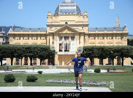 Hidra ISO 3x3 Panier Tour 2022 à Trg kralja Tomislava à Zagreb, Croatie sur 2 juillet 2022. LA VISITE DU PANIER ISO 3 DE HIDRA est une spectaculaire tournée de basket-ball qui enchante de nombreux publics dans des endroits attrayants d'un grand nombre de villes croates pendant la période de mai à juillet. Photo: Sanjin Strukic/PIXSELL Banque D'Images