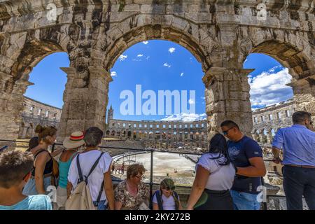 Les touristes ont vu visiter le stade Pula , amphithéâtre romain situé à Pula, Croatie, sur 8 juillet 2022. Photo: Srecko Niketic/PIXSELL Banque D'Images