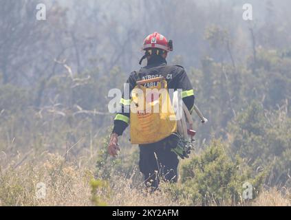 Feu dans une zone ouverte près du site archéologique Velika Mrdakovica dans l'arrière-pays de Vodice, en Croatie, sur 13 juillet 2022. Environ 30 pompiers et une douzaine de véhicules sont au sol, et deux Canadairs se sont joints aux forces terrestres pour éteindre l'incendie. Il y a des forêts de pins au-dessus, une faible végétation et des bâtiments en danger. Photo: Dusko Jaramaz/PIXSELL Banque D'Images