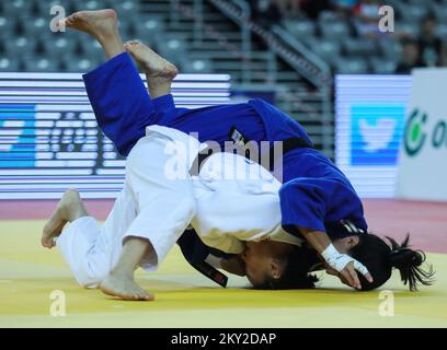 Gankhaich Bold de Mongolie lutte contre Cristina Cabana Perez d'Espagne dans la catégorie des femmes jusqu'à 63 kg lors du Grand Prix mondial de Zagreb de l'IJF, qui s'est tenu à l'Arena de Zagreb, à Zagreb, en Croatie, sur 16 juillet 2022. Photo: Zeljko Hladika/PIXSELL Banque D'Images