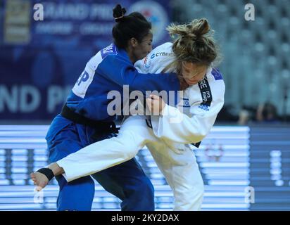 Gilli Sarir, d'Israël, lutte contre Ketleyn Quadros, du Brésil, dans la catégorie des femmes pesant jusqu'à 63 kg, lors du Grand Prix mondial de Zagreb de l'IJF, qui s'est tenu à l'Arena de Zagreb, à Zagreb, en Croatie, sur 16 juillet 2022. Photo: Zeljko Hladika/PIXSELL Banque D'Images