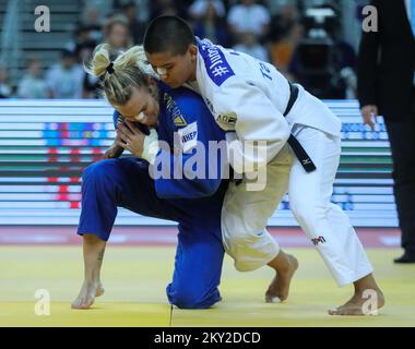 Lara Cvjetko de Croatie lutte contre ai Tsunoda Roustant de Spanjolska dans la catégorie des femmes jusqu'à 70kg au cours du Grand Prix mondial de l'IJF à Zagreb Arena, à Zagreb, en Croatie, sur 16 juillet 2022. Photo: Zeljko Hladika/PIXSELL Banque D'Images