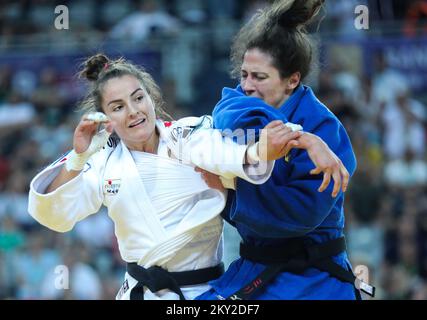 Barbara Matic de Croatie dans la lutte contre Miriam Butkereit d'Allemagne dans la catégorie des femmes jusqu'à 70kg au cours du Grand Prix mondial de Zagreb de l'IJF, qui s'est tenu à l'Arena de Zagreb, à Zagreb, en Croatie, sur 16 juillet 2022. Photo: Zeljko Hladika/PIXSELL Banque D'Images