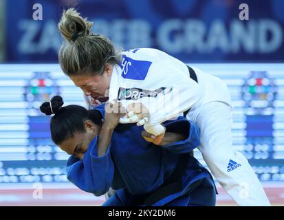 Gilli Sarir, d'Israël, lutte contre Ketleyn Quadros, du Brésil, dans la catégorie des femmes pesant jusqu'à 63 kg, lors du Grand Prix mondial de Zagreb de l'IJF, qui s'est tenu à l'Arena de Zagreb, à Zagreb, en Croatie, sur 16 juillet 2022. Photo: Zeljko Hladika/PIXSELL Banque D'Images