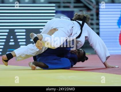 Gilli Sarir, d'Israël, lutte contre Ketleyn Quadros, du Brésil, dans la catégorie des femmes pesant jusqu'à 63 kg, lors du Grand Prix mondial de Zagreb de l'IJF, qui s'est tenu à l'Arena de Zagreb, à Zagreb, en Croatie, sur 16 juillet 2022. Photo: Zeljko Hladika/PIXSELL Banque D'Images