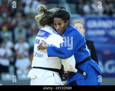 Gilli Sarir, d'Israël, lutte contre Ketleyn Quadros, du Brésil, dans la catégorie des femmes pesant jusqu'à 63 kg, lors du Grand Prix mondial de Zagreb de l'IJF, qui s'est tenu à l'Arena de Zagreb, à Zagreb, en Croatie, sur 16 juillet 2022. Photo: Zeljko Hladika/PIXSELL Banque D'Images