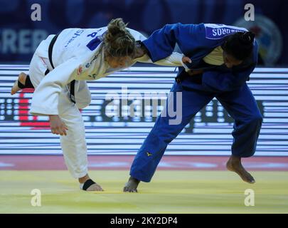 Gilli Sarir, d'Israël, lutte contre Ketleyn Quadros, du Brésil, dans la catégorie des femmes pesant jusqu'à 63 kg, lors du Grand Prix mondial de Zagreb de l'IJF, qui s'est tenu à l'Arena de Zagreb, à Zagreb, en Croatie, sur 16 juillet 2022. Photo: Zeljko Hladika/PIXSELL Banque D'Images