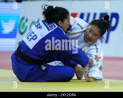 Gankhaich Bold de Mongolie lutte contre Cristina Cabana Perez d'Espagne dans la catégorie des femmes jusqu'à 63 kg lors du Grand Prix mondial de Zagreb de l'IJF, qui s'est tenu à l'Arena de Zagreb, à Zagreb, en Croatie, sur 16 juillet 2022. Photo: Zeljko Hladika/PIXSELL Banque D'Images