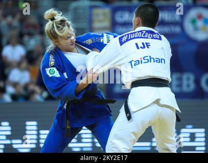 Lara Cvjetko de Croatie lutte contre ai Tsunoda Roustant de Spanjolska dans la catégorie des femmes jusqu'à 70kg au cours du Grand Prix mondial de l'IJF à Zagreb Arena, à Zagreb, en Croatie, sur 16 juillet 2022. Photo: Zeljko Hladika/PIXSELL Banque D'Images