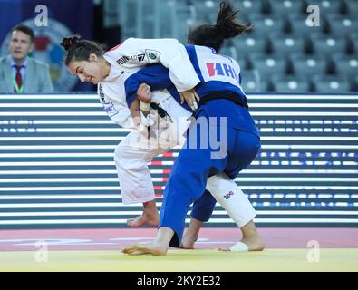 Barbara Matic de Croatie dans la lutte contre Miriam Butkereit d'Allemagne dans la catégorie des femmes jusqu'à 70kg au cours du Grand Prix mondial de Zagreb de l'IJF, qui s'est tenu à l'Arena de Zagreb, à Zagreb, en Croatie, sur 16 juillet 2022. Photo: Zeljko Hladika/PIXSELL Banque D'Images