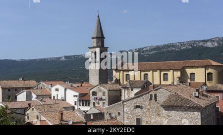 Vue aérienne de l'église de la Sainte Vierge Marie à Buzet, Croatie, sur 27 mai 2022. Buzet est une ville de l'ouest de la Croatie, dans le comté d'Istrie, situé dans la vallée de la rivière Mirna, dans une région appelée Buzestina après lui. La zone de la ville est située à la frontière de la municipalité de Kobar en Slovénie. Buzet est connue comme la ville de Truffles et comme la capitale de l'automobile croate. Photo: Srecko Niketic/PIXSELL Banque D'Images