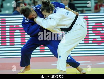 Natalie Powell de Grande-Bretagne lutte contre Inbar Lanir d'Israël pour l'or dans la catégorie des femmes jusqu'à 78 kg lors du Grand Prix mondial de Zagreb de l'IJF, qui s'est tenu à l'Arena de Zagreb, à Zagreb, en Croatie, sur 17 juillet 2022. Photo: Zeljko Hladika/PIXSELL Banque D'Images