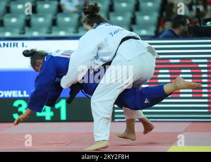 Natalie Powell de Grande-Bretagne lutte contre Inbar Lanir d'Israël pour l'or dans la catégorie des femmes jusqu'à 78 kg lors du Grand Prix mondial de Zagreb de l'IJF, qui s'est tenu à l'Arena de Zagreb, à Zagreb, en Croatie, sur 17 juillet 2022. Photo: Zeljko Hladika/PIXSELL Banque D'Images