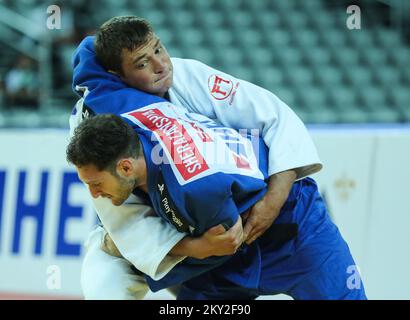 Daniel Eich, de Suisse, lutte contre Nikoloz Sherazadishvili, d'Espagne, pour le bronze dans la catégorie des hommes pesant jusqu'à 100 kg lors du Grand Prix mondial de Zagreb de l'IJF, qui s'est tenu à l'Arena de Zagreb, à Zagreb, en Croatie, sur 17 juillet 2022. Photo: Zeljko Hladika/PIXSELL Banque D'Images