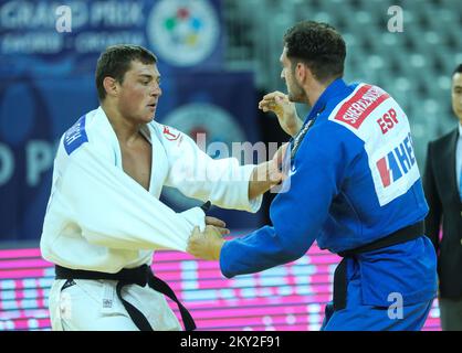 Daniel Eich, de Suisse, lutte contre Nikoloz Sherazadishvili, d'Espagne, pour le bronze dans la catégorie des hommes pesant jusqu'à 100 kg lors du Grand Prix mondial de Zagreb de l'IJF, qui s'est tenu à l'Arena de Zagreb, à Zagreb, en Croatie, sur 17 juillet 2022. Photo: Zeljko Hladika/PIXSELL Banque D'Images