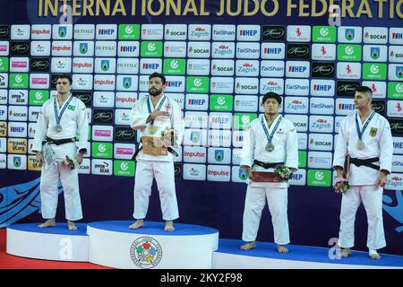 Beka Gviniashvili, Rafael Macedo, Kenta Nagasawa et Eduard Trippel à la cérémonie de remise des médailles dans la catégorie hommes jusqu'à 90kg lors du Grand Prix de Zagreb de la tournée mondiale de l'IJF, qui s'est tenu à l'Arena de Zagreb, à Zagreb, en Croatie, sur 17 juillet 2022. Photo: Zeljko Hladika/PIXSELL Banque D'Images