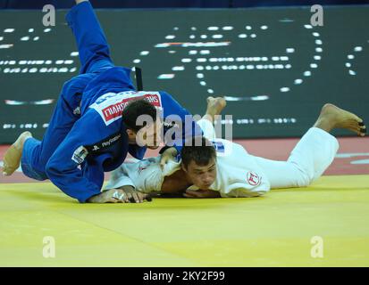 Daniel Eich, de Suisse, lutte contre Nikoloz Sherazadishvili, d'Espagne, pour le bronze dans la catégorie des hommes pesant jusqu'à 100 kg lors du Grand Prix mondial de Zagreb de l'IJF, qui s'est tenu à l'Arena de Zagreb, à Zagreb, en Croatie, sur 17 juillet 2022. Photo: Zeljko Hladika/PIXSELL Banque D'Images