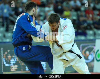 Daniel Eich, de Suisse, lutte contre Nikoloz Sherazadishvili, d'Espagne, pour le bronze dans la catégorie des hommes pesant jusqu'à 100 kg lors du Grand Prix mondial de Zagreb de l'IJF, qui s'est tenu à l'Arena de Zagreb, à Zagreb, en Croatie, sur 17 juillet 2022. Photo: Zeljko Hladika/PIXSELL Banque D'Images