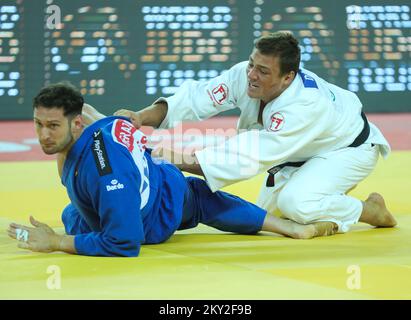 Daniel Eich, de Suisse, lutte contre Nikoloz Sherazadishvili, d'Espagne, pour le bronze dans la catégorie des hommes pesant jusqu'à 100 kg lors du Grand Prix mondial de Zagreb de l'IJF, qui s'est tenu à l'Arena de Zagreb, à Zagreb, en Croatie, sur 17 juillet 2022. Photo: Zeljko Hladika/PIXSELL Banque D'Images