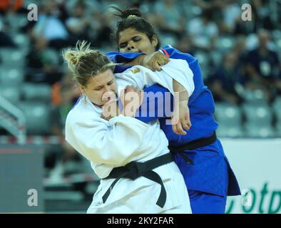 Lea Fontaine de France lutte contre Larisa Ceric de Bosnie-Herzégovine pour le bronze dans la catégorie des femmes jusqu'à 78 kg lors du Grand Prix mondial de Zagreb de l'IJF, qui s'est tenu à l'Arena de Zagreb, à Zagreb, en Croatie, sur 17 juillet 2022. Photo : Zeljko Hladika/PIXSELL Banque D'Images