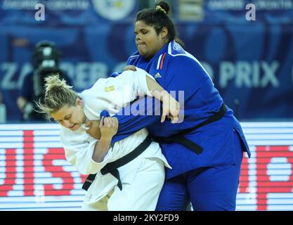 Lea Fontaine de France lutte contre Larisa Ceric de Bosnie-Herzégovine pour le bronze dans la catégorie des femmes jusqu'à 78 kg lors du Grand Prix mondial de Zagreb de l'IJF, qui s'est tenu à l'Arena de Zagreb, à Zagreb, en Croatie, sur 17 juillet 2022. Photo : Zeljko Hladika/PIXSELL Banque D'Images