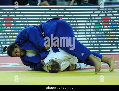 Lea Fontaine de France lutte contre Larisa Ceric de Bosnie-Herzégovine pour le bronze dans la catégorie des femmes jusqu'à 78 kg lors du Grand Prix mondial de Zagreb de l'IJF, qui s'est tenu à l'Arena de Zagreb, à Zagreb, en Croatie, sur 17 juillet 2022. Photo : Zeljko Hladika/PIXSELL Banque D'Images