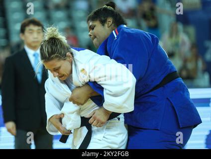 Lea Fontaine de France lutte contre Larisa Ceric de Bosnie-Herzégovine pour le bronze dans la catégorie des femmes jusqu'à 78 kg lors du Grand Prix mondial de Zagreb de l'IJF, qui s'est tenu à l'Arena de Zagreb, à Zagreb, en Croatie, sur 17 juillet 2022. Photo : Zeljko Hladika/PIXSELL Banque D'Images