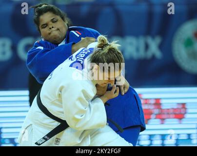 Lea Fontaine de France lutte contre Larisa Ceric de Bosnie-Herzégovine pour le bronze dans la catégorie des femmes jusqu'à 78 kg lors du Grand Prix mondial de Zagreb de l'IJF, qui s'est tenu à l'Arena de Zagreb, à Zagreb, en Croatie, sur 17 juillet 2022. Photo : Zeljko Hladika/PIXSELL Banque D'Images