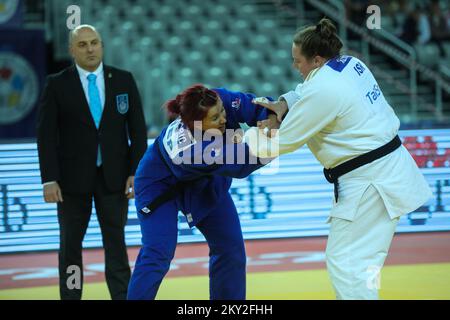 Raz Hershko, d'Israël, lutte contre Milica Zabic, de Serbie, pour l'or dans la catégorie des femmes pesant jusqu'à 78 kg, lors du Grand Prix de Zagreb de la tournée mondiale de l'IJF, qui s'est tenu à l'Arena de Zagreb, à Zagreb, en Croatie, sur 17 juillet 2022. Photo: Zeljko Hladika/PIXSELL Banque D'Images