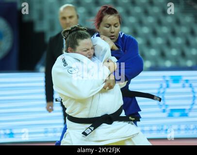 Raz Hershko, d'Israël, lutte contre Milica Zabic, de Serbie, pour l'or dans la catégorie des femmes pesant jusqu'à 78 kg, lors du Grand Prix de Zagreb de la tournée mondiale de l'IJF, qui s'est tenu à l'Arena de Zagreb, à Zagreb, en Croatie, sur 17 juillet 2022. Photo: Zeljko Hladika/PIXSELL Banque D'Images