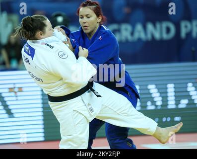 Raz Hershko, d'Israël, lutte contre Milica Zabic, de Serbie, pour l'or dans la catégorie des femmes pesant jusqu'à 78 kg, lors du Grand Prix de Zagreb de la tournée mondiale de l'IJF, qui s'est tenu à l'Arena de Zagreb, à Zagreb, en Croatie, sur 17 juillet 2022. Photo: Zeljko Hladika/PIXSELL Banque D'Images