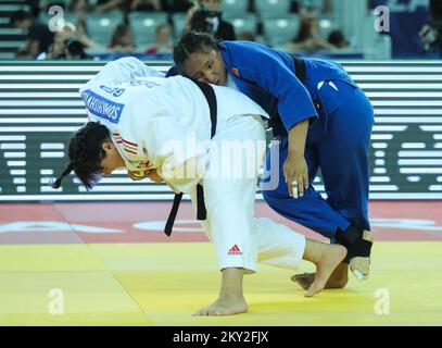 Lea Fontaine de France lutte contre Larisa Ceric de Bosnie-Herzégovine pour le bronze dans la catégorie des femmes jusqu'à 78 kg lors du Grand Prix mondial de Zagreb de l'IJF, qui s'est tenu à l'Arena de Zagreb, à Zagreb, en Croatie, sur 17 juillet 2022. Photo : Zeljko Hladika/PIXSELL Banque D'Images