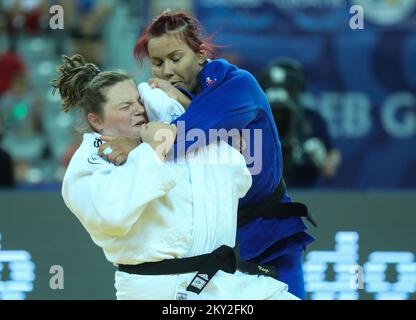 Raz Hershko, d'Israël, lutte contre Milica Zabic, de Serbie, pour l'or dans la catégorie des femmes pesant jusqu'à 78 kg, lors du Grand Prix de Zagreb de la tournée mondiale de l'IJF, qui s'est tenu à l'Arena de Zagreb, à Zagreb, en Croatie, sur 17 juillet 2022. Photo: Zeljko Hladika/PIXSELL Banque D'Images