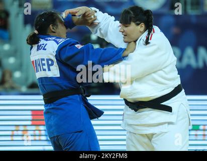 Lea Fontaine de France lutte contre Larisa Ceric de Bosnie-Herzégovine pour le bronze dans la catégorie des femmes jusqu'à 78 kg lors du Grand Prix mondial de Zagreb de l'IJF, qui s'est tenu à l'Arena de Zagreb, à Zagreb, en Croatie, sur 17 juillet 2022. Photo : Zeljko Hladika/PIXSELL Banque D'Images