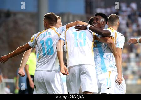 Les joueurs de HNK Rijeka fêtent après avoir marquant un but lors de la partie 1st du deuxième tour de qualification de la Ligue de conférence de l'UEFA entre HNK Rijeka et Djurgards au stade HNK Rijeka, à Rijeka, en Croatie, sur 21 juillet 2022. Photo: Luka Stanzl/PIXSELL Banque D'Images