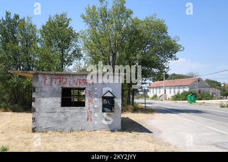 Une petite bibliothèque gratuite est photographiée montée dans une maison abandonnée dans le village de Razvodje près de Sibenik, Croatie sur 23 juillet 2022. Peu de bibliothèque gratuite est projet pour encourager les locaux et les touristes à lire plus de livres. Photo: Hrvoje Jelavic/PIXSELL Banque D'Images