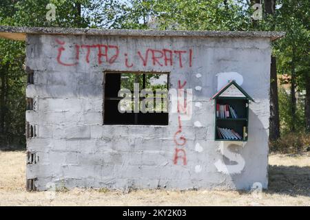 Une petite bibliothèque gratuite est photographiée montée dans une maison abandonnée dans le village de Razvodje près de Sibenik, Croatie sur 23 juillet 2022. Peu de bibliothèque gratuite est projet pour encourager les locaux et les touristes à lire plus de livres. Photo: Hrvoje Jelavic/PIXSELL Banque D'Images