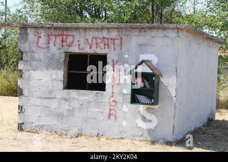 Une petite bibliothèque gratuite est photographiée montée dans une maison abandonnée dans le village de Razvodje près de Sibenik, Croatie sur 23 juillet 2022. Peu de bibliothèque gratuite est projet pour encourager les locaux et les touristes à lire plus de livres. Photo: Hrvoje Jelavic/PIXSELL Banque D'Images