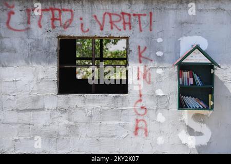 Une petite bibliothèque gratuite est photographiée montée dans une maison abandonnée dans le village de Razvodje près de Sibenik, Croatie sur 23 juillet 2022. Peu de bibliothèque gratuite est projet pour encourager les locaux et les touristes à lire plus de livres. Photo: Hrvoje Jelavic/PIXSELL Banque D'Images