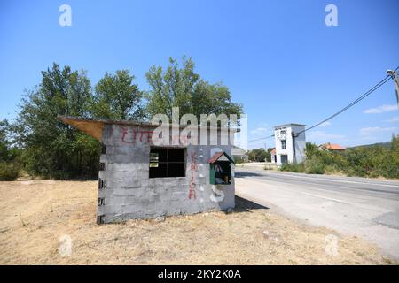 Une petite bibliothèque gratuite est photographiée montée dans une maison abandonnée dans le village de Razvodje près de Sibenik, Croatie sur 23 juillet 2022. Peu de bibliothèque gratuite est projet pour encourager les locaux et les touristes à lire plus de livres. Photo: Hrvoje Jelavic/PIXSELL Banque D'Images