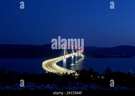 Vue aérienne du pont Peljeski la nuit avant l'ouverture officielle à Komarna, Croatie, sur 25 juillet 2022. Le pont de 2,404 mètres de long est construit en 4 ans par China Road and Bridge Corporation. Le projet de pont Peljesac a coûté 550 millions d'euros, dont 357 millions en provenance de l'UE. Photo: Igor Kralj/PIXSELL Banque D'Images