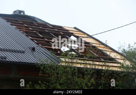 Une tempête de pluie et de vent fort a fait tomber des arbres et des toits à Karlovac, en Croatie, sur 26 juillet 2022. Il y a également eu une coupure de courant et de nombreuses cultures agricoles ont été détruites. Photo: Kristina Stedul Fabac/PIXSELL Banque D'Images