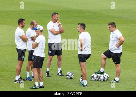 NK Osijek entraîneur en chef Nenad Bjelica pendant une session d'entraînement avant la deuxième manche de qualifications de l'UEFA Europa Conference League, match de 2nd jambes contre le FC Kyzylzhar à Gradski Vrt à Osijek, Croatie sur 27 juillet 2022. Photo: Davor Javorovic/PIXSELL Banque D'Images