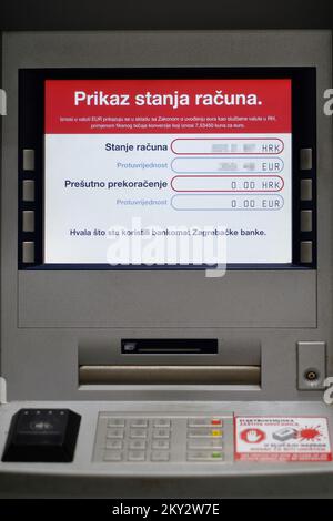 Mise à jour du logiciel sur les ATM montrant des kunas croates et des euros à Zagreb, Croatie, le 29. Juillet 2022. La Croatie adoptera intégralement la monnaie de l'euro sur l'1 janvier 2023. Banque D'Images