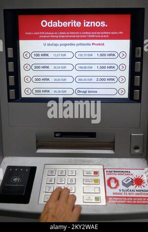 Mise à jour du logiciel sur les ATM montrant des kunas croates et des euros à Zagreb, Croatie, le 29. Juillet 2022. La Croatie adoptera intégralement la monnaie de l'euro sur l'1 janvier 2023. Banque D'Images