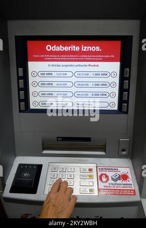 Mise à jour du logiciel sur les ATM montrant des kunas croates et des euros à Zagreb, Croatie, le 29. Juillet 2022. La Croatie adoptera intégralement la monnaie de l'euro sur l'1 janvier 2023. Banque D'Images