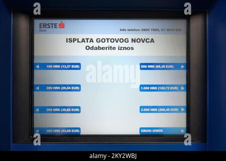 Mise à jour du logiciel sur les ATM montrant des kunas croates et des euros à Zagreb, Croatie, le 29. Juillet 2022. La Croatie adoptera intégralement la monnaie de l'euro sur l'1 janvier 2023. Banque D'Images