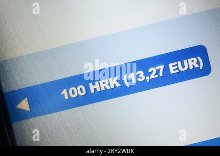 Mise à jour du logiciel sur les ATM montrant des kunas croates et des euros à Zagreb, Croatie, le 29. Juillet 2022. La Croatie adoptera intégralement la monnaie de l'euro sur l'1 janvier 2023. Banque D'Images